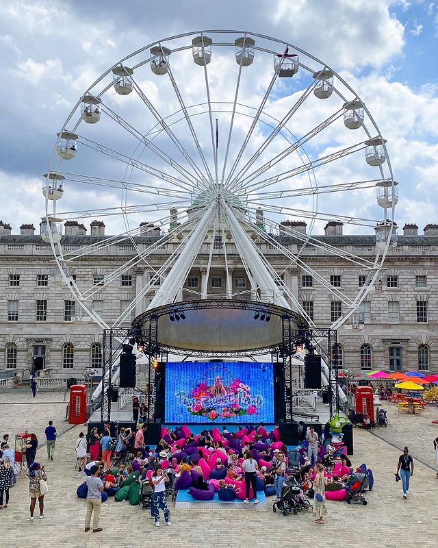 A photo of the giant wheel in the courtyard at Somerset House